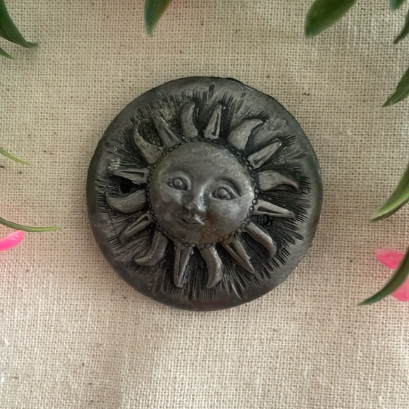 VINTAGE Pewter Smiling Sun Face Brooch! - Picture 6 of 7